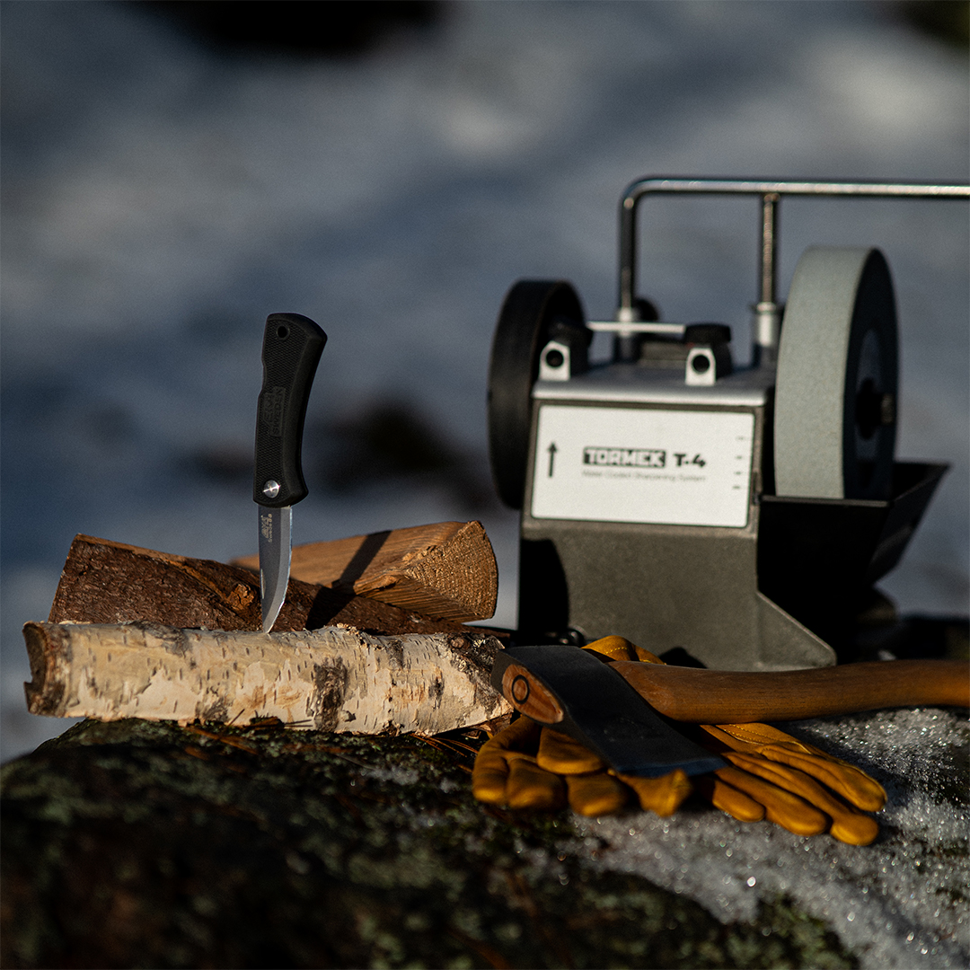 Tormek T4 Bushcraft mit GRATIS EKA-Messer, KJ-45 Messervorrichtung, SVA-170 Vorrichtung für Äxte, Winkellehre, Lederabziehscheibe, Steinpräparierer