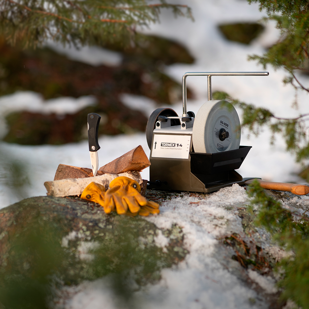 Tormek T4 Bushcraft mit GRATIS EKA-Messer, KJ-45 Messervorrichtung, SVA-170 Vorrichtung für Äxte, Winkellehre, Lederabziehscheibe, Steinpräparierer