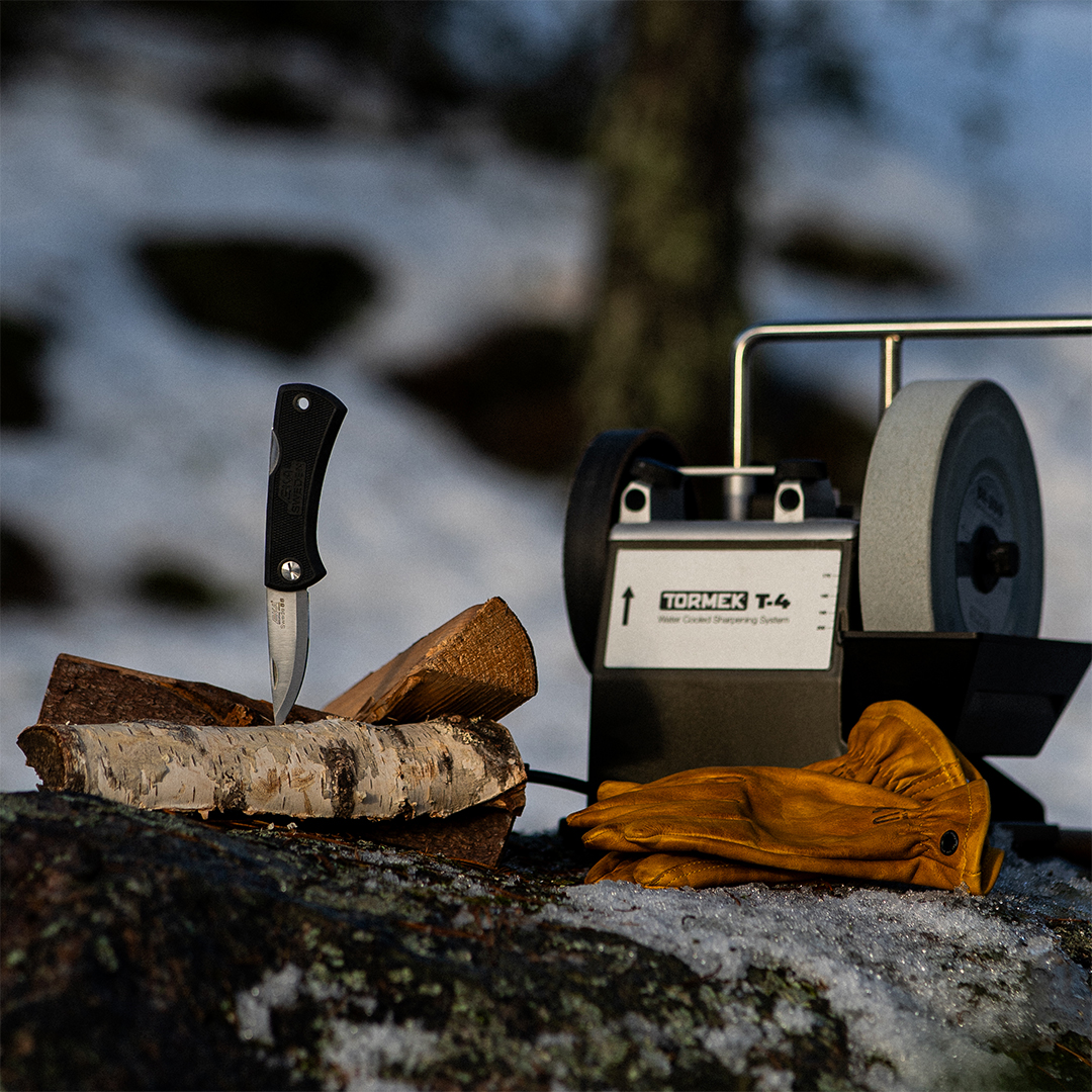 Tormek T4 Bushcraft mit GRATIS EKA-Messer, KJ-45 Messervorrichtung, SVA-170 Vorrichtung für Äxte, Winkellehre, Lederabziehscheibe, Steinpräparierer