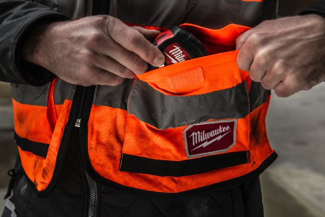 Premium Warnschutzweste orange mit 15 Taschen, Rückentasche für Laptop, Rückenöffnung für Abstuzsicherung, einstellbar